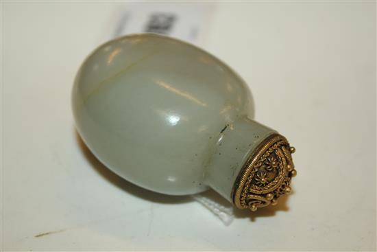A Chinese celadon jade snuff bottle, 1800-1900, 5.3cm